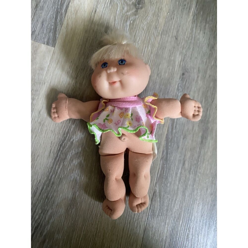 CABBAGE PATCH KIDS DOLL 8 1/2" Blond, signed in green 1996 Vintage